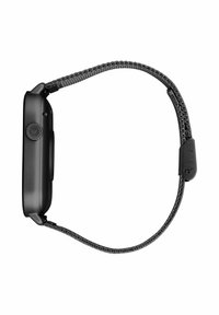 Orologio smartwatch nero con una cassa rettangolare liscia, cinturino testurizzato con motivo intrecciato e un pulsante circolare sul lato.