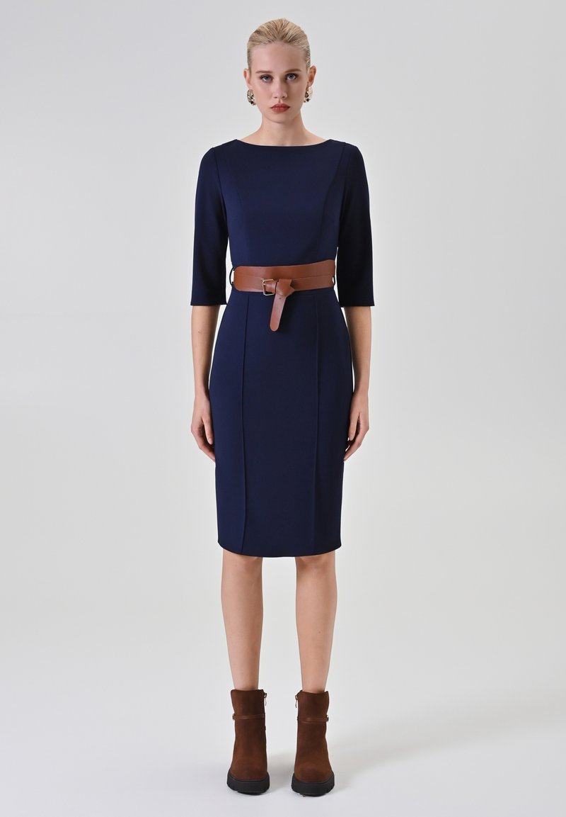 Marineblaues, figurbetontes Kleid mit dreiviertellangen Ärmeln und einem braunen Ledergürtel. Das Kleid hat eine glatte Textur und ein strukturiertes Design.