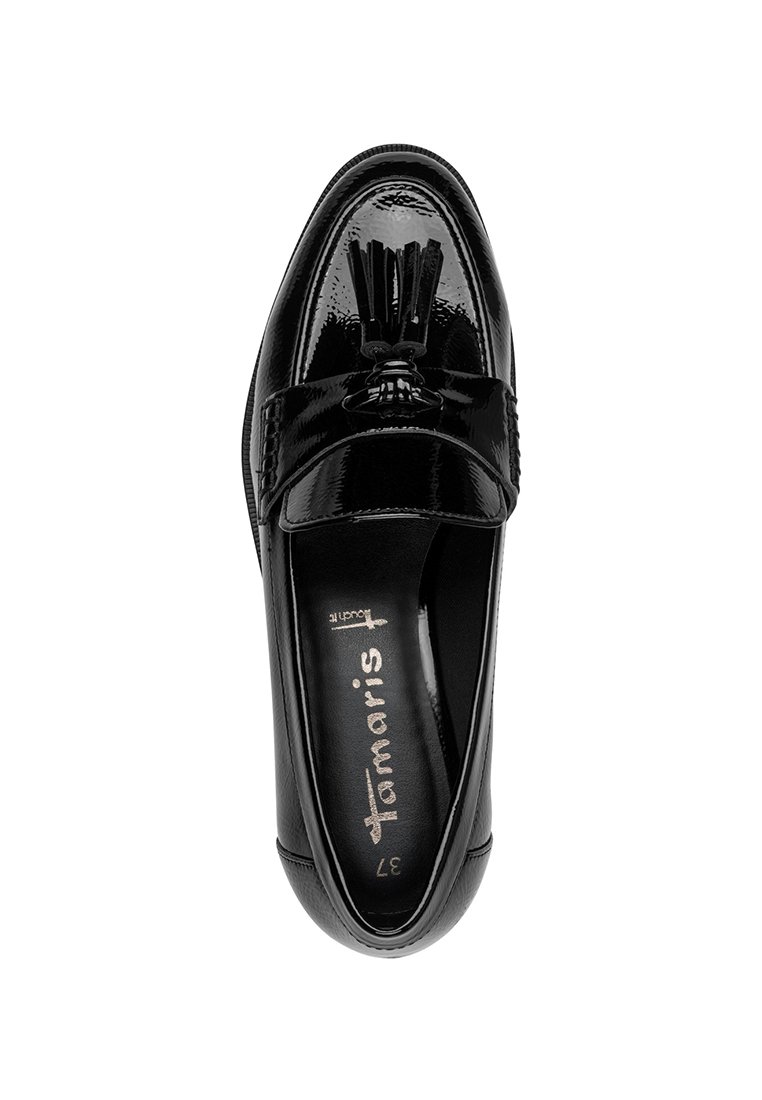 Czarne lakierowane buty slip-on z okrągłym noskiem, z dekoracyjnym frędzlem i płaską podeszwą. W środku mają markową wkładkę.