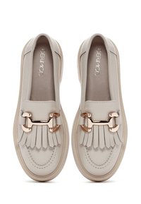 Derimod Scarpe senza lacci - creme