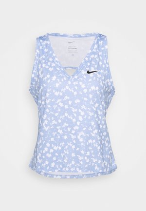 Lichtblauw sporttanktop met wit bloemenpatroon, V-hals ontwerp, mouwloos en zwart Nike-logo op de bovenlinkerzijde.