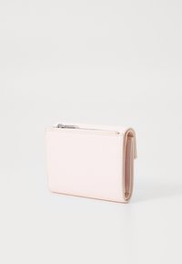 Rosa lær lommebok, kompakt design med glidelås, teksturert overflate og avrundede hjørner. Innvendig har den kortlommer og rom.