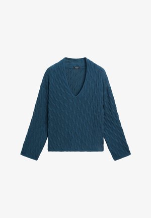 Blauwe kabelgebreide trui met lange mouwen en een V-hals, plat uitgestald op een witte achtergrond.