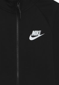 tech fleece black and white