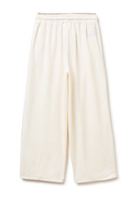 Crèmekleurige wijde broek gemaakt van zachte stof, met een elastische tailleband en een klein label aan de voorkant.