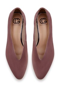 Par af lyserøde ruskind damesko med dyb V-udskæring og beige læderindlæg, mærket Cesare Gaspari, set oppefra på hvid baggrund.