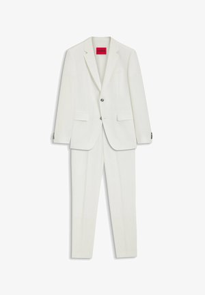 Weißer zweiteiliger Anzug mit Blazer mit Reverskragen, zwei Knöpfen, Pattentaschen und dazu passenden geraden Hosen.