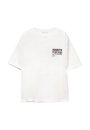 T-shirt en coton blanc à coupe décontractée, présentant un design imprimé "PEANUTS STYLE!" en noir et rose sur la zone gauche de la poitrine.