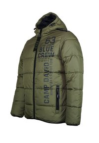 Giacca imbottita verde oliva con cerniera nera, cappuccio, tasche con cerniera e testo blu navy con scritta "Camp David Blue Crew" sulla parte anteriore.