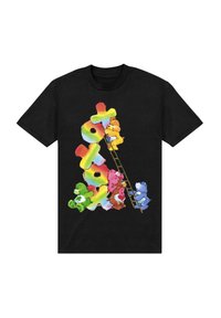 Černé tričko s barevnými karikaturami medvědů ležících na žebříku, s velkými, vícebarevnými písmeny v pozadí.