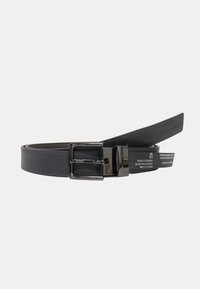 Cintura in pelle nera con fibbia in metallo argentato, caratterizzata da una texture liscia e da cuciture bianche a contrasto. Contiene etichetta di cura sul lato interno.