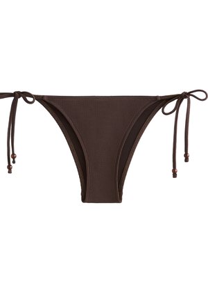 Bruine geribbelde bikini onderkant met verstelbare strikjes aan de zijkanten, versierd met kleine kraalaccenten nabij de strikjes. Soepele textuur en gematigde bedekking.