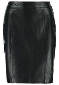 Černá kožená tužková sukně s hladkou strukturou, přiléhavým designem a pasem. Má rovnou siluetu a minimální detaily.