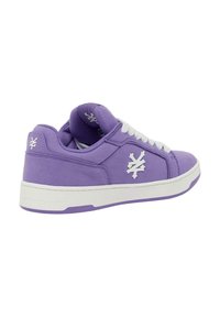 Lila Sneaker mit weißen Schnürsenkeln, weißem Logo und Gummisohle. Verfügt über eine glatte Textur und ein Low-Top-Design. Verstellbare Passform mit Ösen.