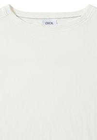 T-shirt en coton blanc avec un col rond. Il présente une texture lisse et une étiquette discrète cousue à l'arrière. Design simple et sans ornements.