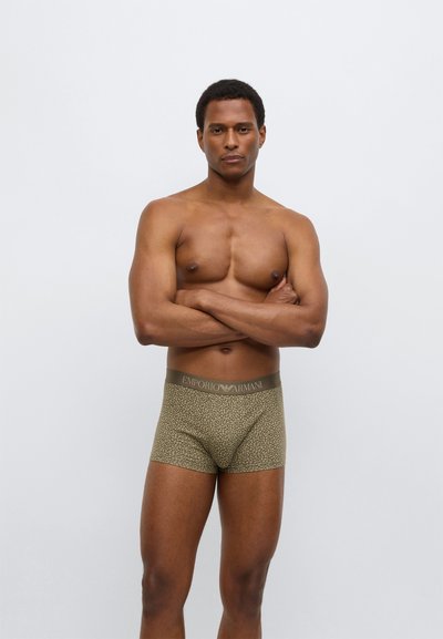 Ανδρικά μπόξερ briefs σε ελιά πράσινο με λεπτό μοτίβο, με ελαστική ζώνη μέσης με το λογότυπο "Emporio Armani". Βαμβακερό υλικό.