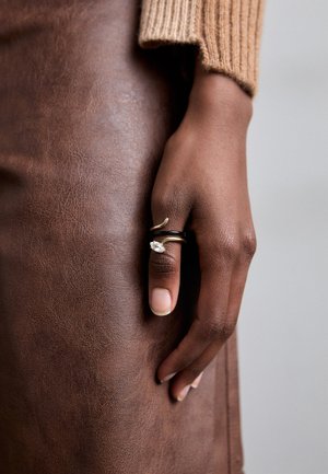 LONG VINE RING WITH MARQUISE CUT  - Ring - black