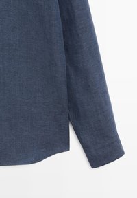 Navyblaues Leinenhemd mit langen Ärmeln, Manschette und Saum, die Stofftextur und saubere Nähte auf weißem Hintergrund zeigen.