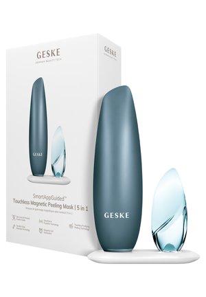 GESKE SmartAppBegeleide contactloze magnetische peelingmasker met twee slanke apparaten op een witte oplaadstandaard en productverpakking.