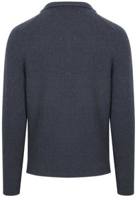 Marineblauwe pullover trui met een zachte textuur, lange mouwen en een ronde kraag. Gladde brei-afwerking zonder zichtbare patronen of accenten.
