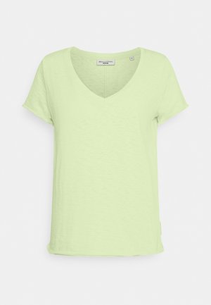 Lichtgroen V-hals T-shirt met korte mouwen, gemaakt van zachte stof. Heeft een losse pasvorm en een klein logotag aan de zijkant.