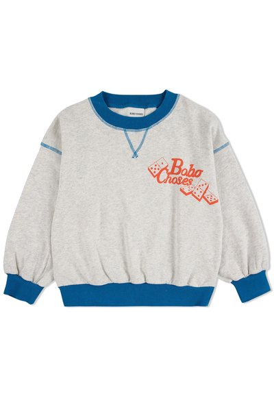 Siva dukserica s plavim manžetama i izrezom, s elastičnim donjim dijelom i natpisom "Bobo Choses" u narančastoj boji s grafikom domina.