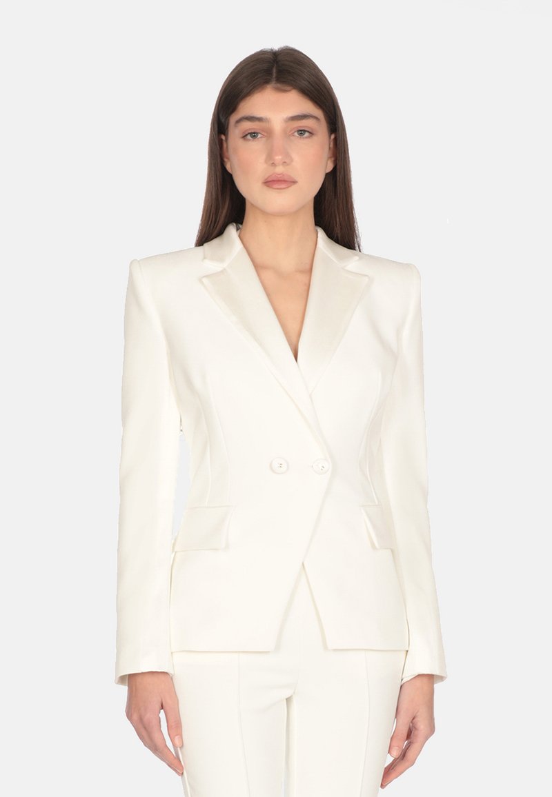 Blazer bianco doppiopetto con rever in raso e due tasche frontali, realizzato in tessuto morbido, con una vestibilità su misura.