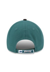 Türkise Baseballmütze mit einem schwarzen Knopf oben, verstellbarem Riemen und einem Logosticker mit dem Wort "EAGLES" auf der Rückseite.