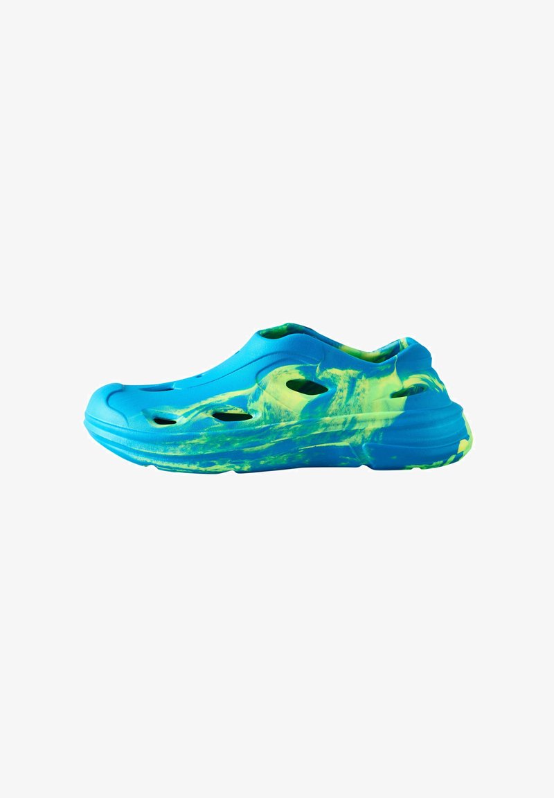 Blau-grüne Slip-On-Clogs mit mehreren Lüftungslöchern und strukturierter Sohle, seitlich auf weißem Hintergrund gezeigt.