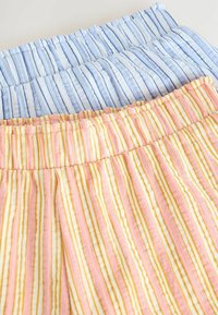 Tri par striped pižamastih hlač: modre in bele, svetlo modre in bele, rožnate s rumenimi in belimi črtami. Mehka, rebrasta tekstura, elastičen pas.