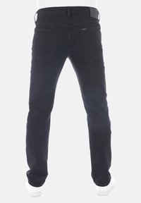 Jeans de mezclilla negra con un corte recto, que cuentan con dos bolsillos traseros, un parche de cuero en la cinturilla y una textura suave.
