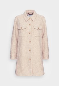 Giacca rosa chiaro con texture, maniche lunghe, due tasche sul petto, chiusura con bottoni e colletto arrotondato; realizzata in materiale morbido e peloso.