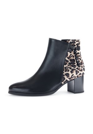 Sort læderankelstøvle med blokhæl og leopardprint stofpanel bagpå, med en lille flettet detalje nær toppen.