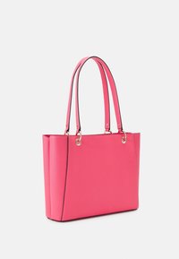 Jasnoróżowa skórzana torba na ramię z podwójnymi paskami na ramię i złotymi akcentami, pokazana w lekko ukośnym widoku bocznym.