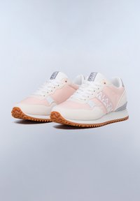 Baskets blanches et rose clair avec une tige synthétique lisse, semelle en caoutchouc texturée et un logo sur le côté dans une couleur contrastante. Design arrondi et sportif.