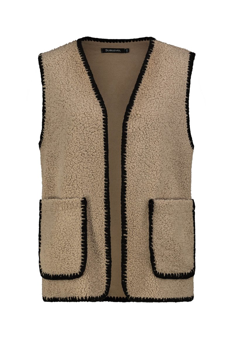 Beige Fleece-Weste mit schwarzem Besatz, V-Ausschnitt, offener Front und zwei Fronttaschen. Weiche Textur mit einem gemütlichen Erscheinungsbild.