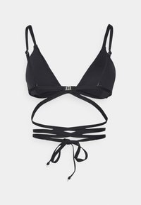 Fekete háromszög bikini állítható pántokkal, elöl fémbetétes csattal, hátul keresztbe csatokkal a biztos illeszkedés érdekében.