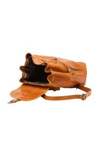 Borsa in pelle color cuoio con parte superiore arrotondata, tracolla regolabile e chiusura a scatto. L'interno presenta un motivo a scacchi e una tasca con zip.