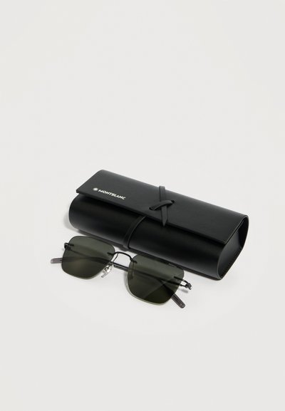 Μαύρα γυαλιά ηλίου με ορθογώνιο πλαίσιο και σκοτεινούς φακούς δίπλα σε μαύρη δερμάτινη θήκη γυαλιών Montblanc με κλείσιμο με ιμάντα.
