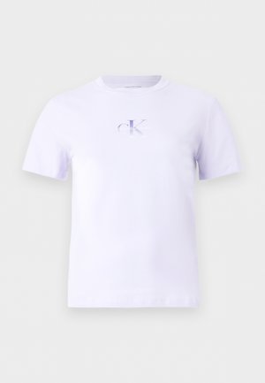 Biały t-shirt z krótkim rękawem, okrągłym dekoltem i umieszczonym na środku logo "CK Calvin Klein Jeans" w jasnoszarym kolorze na klatce piersiowej.