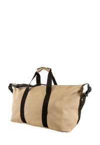 Borsa a tracolla beige realizzata in materiale impermeabile, con cinghie nere e manico superiore. Texture liscia con design minimalista.