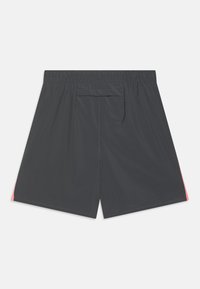 Nike Performance CHALLENGER UNISEX - Pantalón corto de deporte - iron grey/sunset pulse/reflective silver