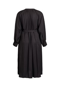 Czarna sukienka z długim rękawem, dopasowana w talii, z marszczonym dekoltem i zapinanymi mankietami. Teksturowany materiał o swobodnym kroju.