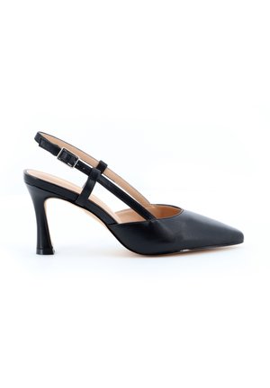 Décolleté slingback in pelle nera con punta a punta, tacco curvo di media altezza e cinturino regolabile alla caviglia con fibbia metallica.