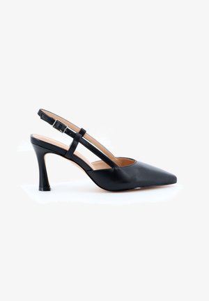 Décolleté slingback in pelle nera con punta a punta, tacco curvo di media altezza e cinturino regolabile alla caviglia con fibbia metallica.