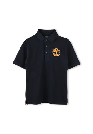 Polo blu navy in cotone. Presenta un colletto con tre bottoni e un logo giallo a forma di albero sul lato sinistro del petto. Fessure laterali all'orlo.