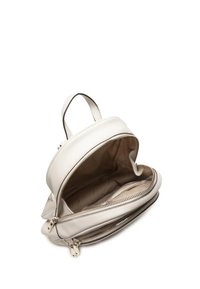 Zaino in pelle bianca con forma arrotondata, dotato di un compartimento principale con cerniera e una piccola tasca frontale con dettagli in metallo argentato.