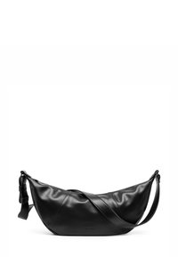 Sort lædertaske med en slank, forlænget form. Har en bred rem, diskret topstikning og en blank overflade. Justerbar for komfort.