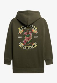 Hoodie vert olive avec une grande broderie colorée dans le dos, comportant un cœur, un serpent, des fleurs et un texte : "SUPERDRY ESTD. 2003 LOS ANGELES."