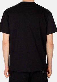 Zwarte katoen t-shirt met korte mouwen en een ronde hals. Eenvoudig ontwerp, geen zichtbare merknaam of patronen, gladde textuur.